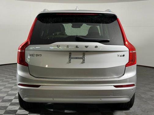 2022 Volvo XC90 T6 Momentum