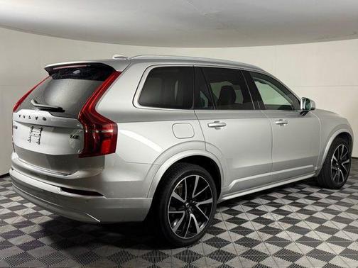2022 Volvo XC90 T6 Momentum