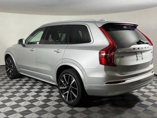 2022 Volvo XC90 T6 Momentum