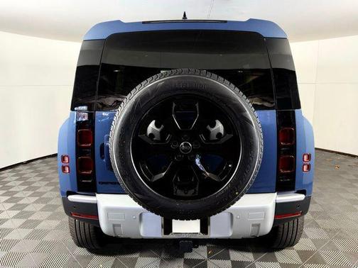 2025 Land Rover Defender 110 P300