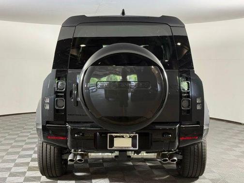 2025 Land Rover Defender 110 V8