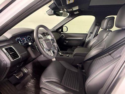 2024 Land Rover Discovery P300 Dynamic SE