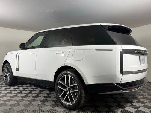 2026 Land Rover Range Rover P550e SE