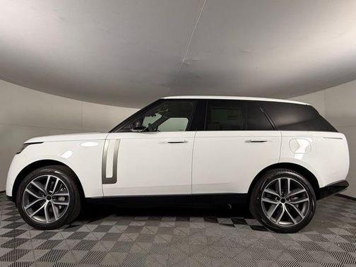 2026 Land Rover Range Rover P550e SE