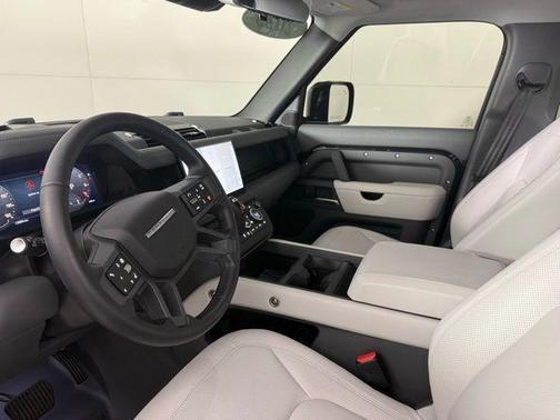 2025 Land Rover Defender 130 P400 X-Dynamic SE