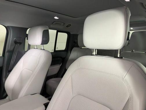 2025 Land Rover Defender 130 P400 X-Dynamic SE