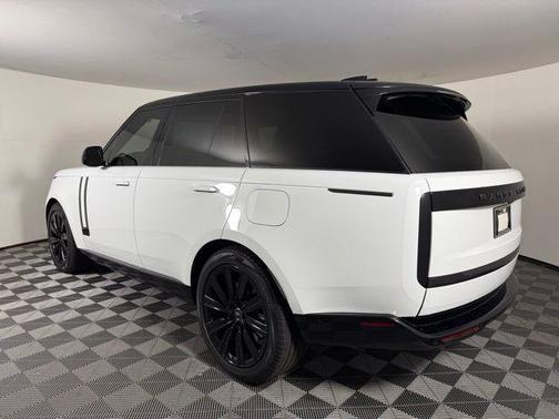2025 Land Rover Range Rover P550e SE