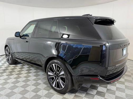 2025 Land Rover Range Rover P550e SE