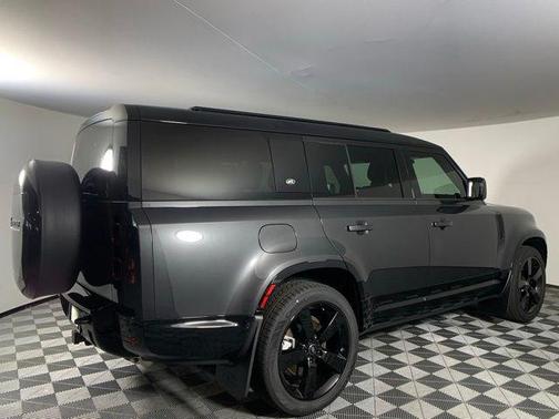 2024 Land Rover Defender 130 P400 X-Dynamic SE
