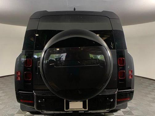 2024 Land Rover Defender 130 P400 X-Dynamic SE
