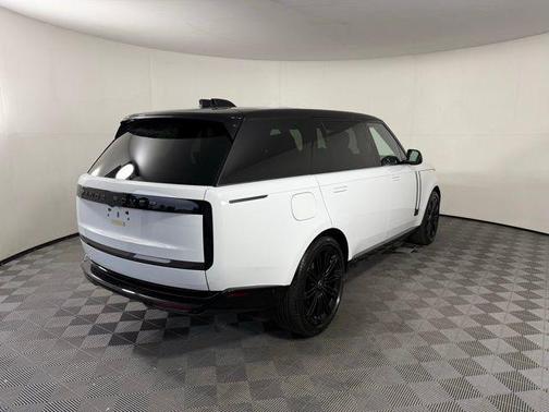 2025 Land Rover Range Rover P400 SE 7 Seat