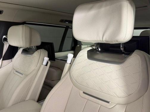 2025 Land Rover Range Rover P615 SV