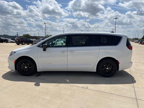 Bright White Clearcoat 2024 Chrysler Voyager LX