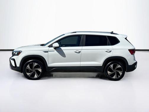Pure White 2024 Volkswagen Taos 1.5T SE