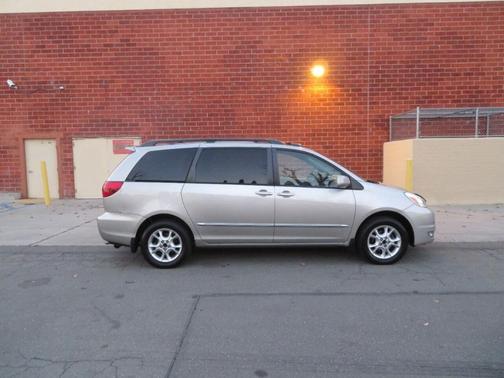 Photo 5 of 42 of 2005 Toyota Sienna XLE Limited