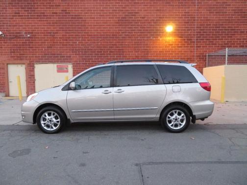 Photo 4 of 42 of 2005 Toyota Sienna XLE Limited
