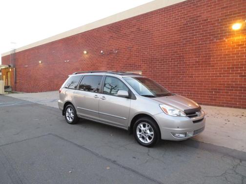 Photo 3 of 42 of 2005 Toyota Sienna XLE Limited