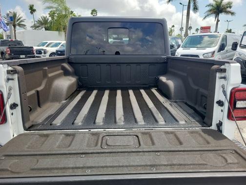 Bright White Clearcoat 2021 Jeep Gladiator RUBICON