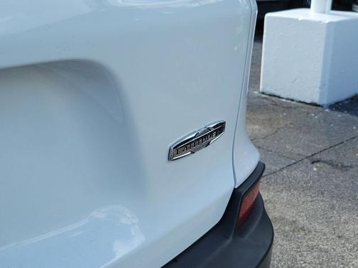 Bright White Clearcoat 2019 Jeep Cherokee LATITUDE PLUS