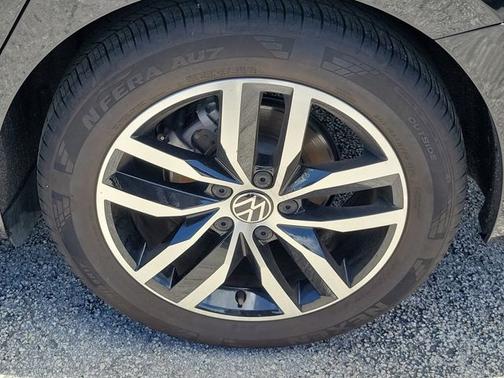 Deep Black Pearl Effect 2025 Volkswagen Jetta 1.5T SE