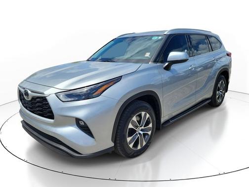 Celestial Silver Metallic 2022 Toyota Highlander XLE