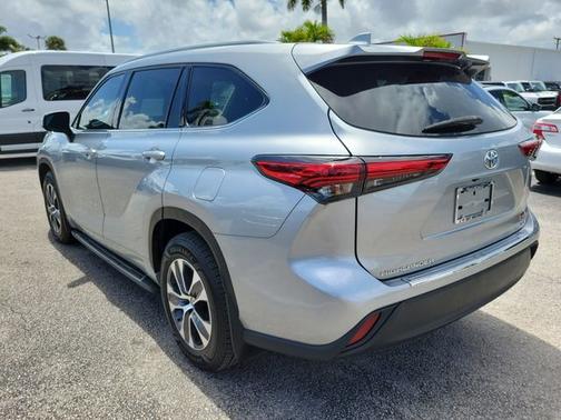 Celestial Silver Metallic 2022 Toyota Highlander XLE