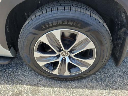 Celestial Silver Metallic 2022 Toyota Highlander XLE