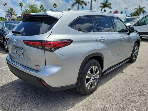 Celestial Silver Metallic 2022 Toyota Highlander XLE