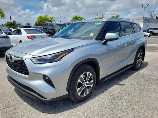Celestial Silver Metallic 2022 Toyota Highlander XLE
