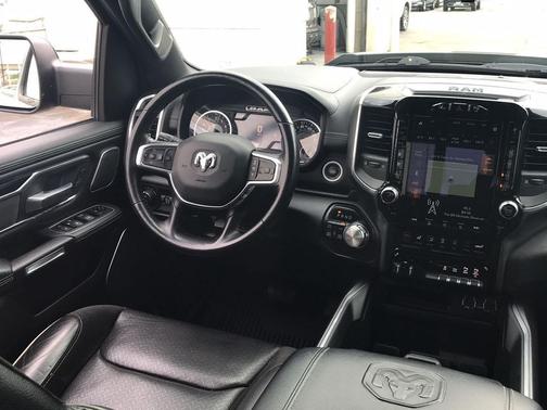 Diamond Black Crystal Pearlcoat 2021 RAM 1500 Laramie