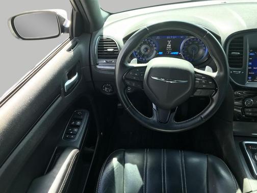 Ivory Tri-Coat Pearl 2016 Chrysler 300 S
