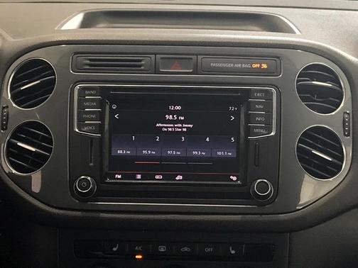 Night Blue Metallic 2016 Volkswagen Tiguan SE
