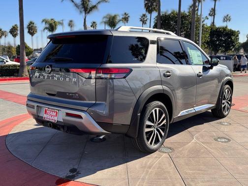 2025 Nissan Pathfinder Platinum 4WD