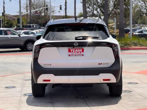 2025 Nissan Kicks SR