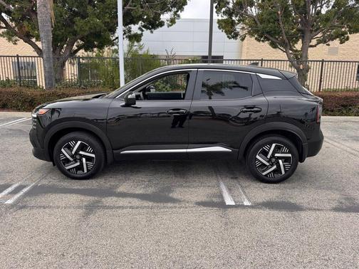 Super Black 2025 Nissan Kicks SV