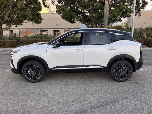 Aspen White Tricoat/Super Black 2026 Nissan Kicks SR