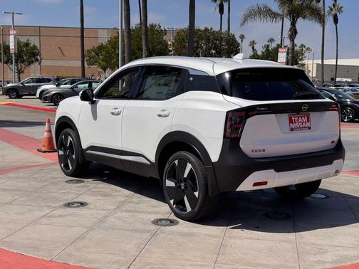 2025 Nissan Kicks SR
