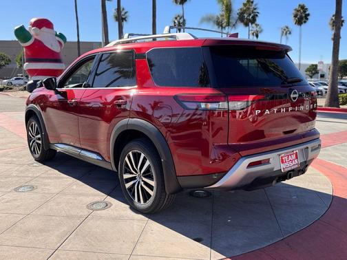 2025 Nissan Pathfinder Platinum FWD