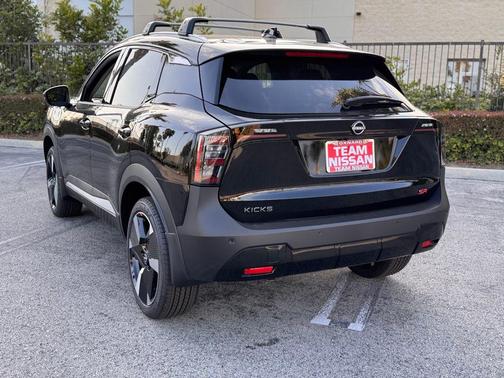Super Black 2026 Nissan Kicks SR
