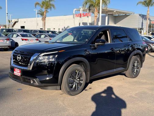 2025 Nissan Pathfinder S FWD