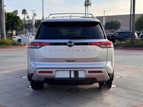 2025 Nissan Pathfinder SL FWD