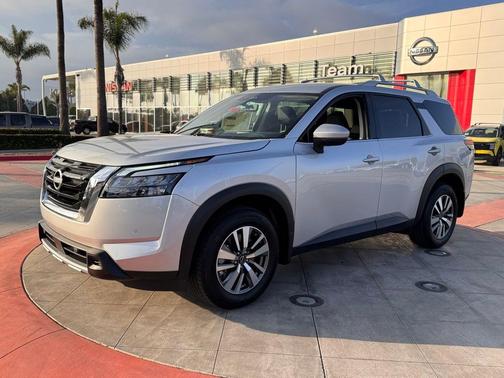 2025 Nissan Pathfinder SL FWD