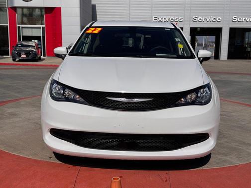 2022 Chrysler Voyager LX