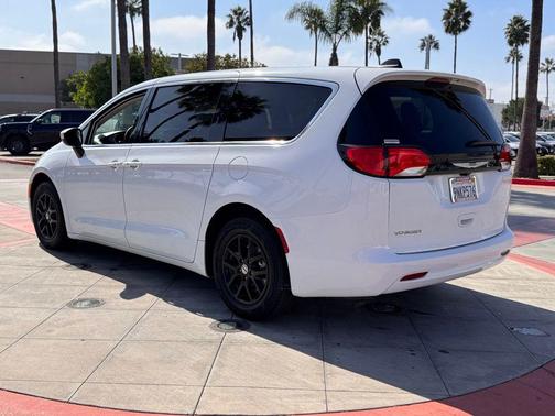 2022 Chrysler Voyager LX