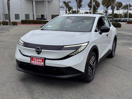 White Pearl 2026 Nissan Leaf SV+