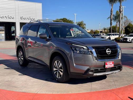 2025 Nissan Pathfinder SL FWD