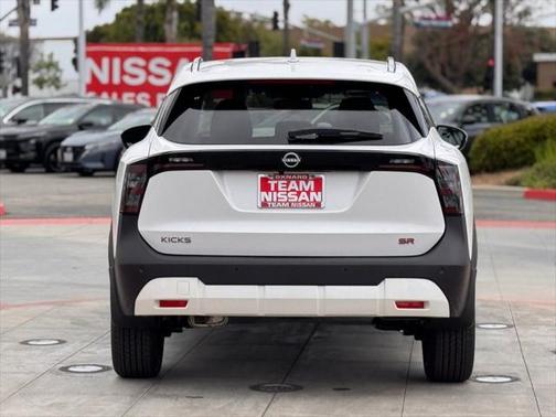 2025 Nissan Kicks SR