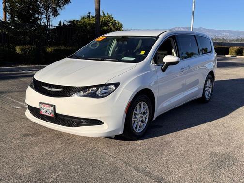 2022 Chrysler Voyager LX