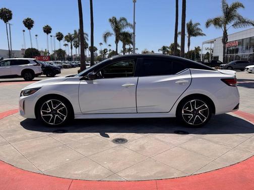 Aspen White Tricoat/Super Black 2024 Nissan Sentra SR
