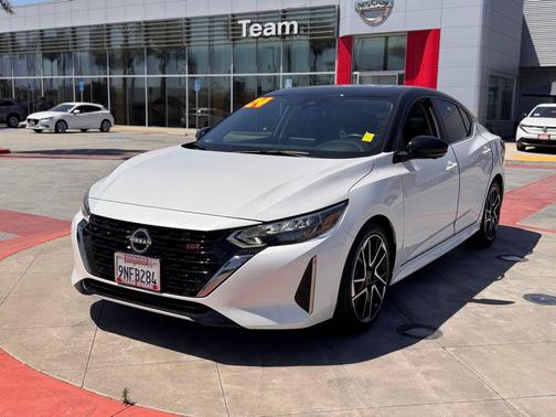 Aspen White Tricoat/Super Black 2024 Nissan Sentra SR